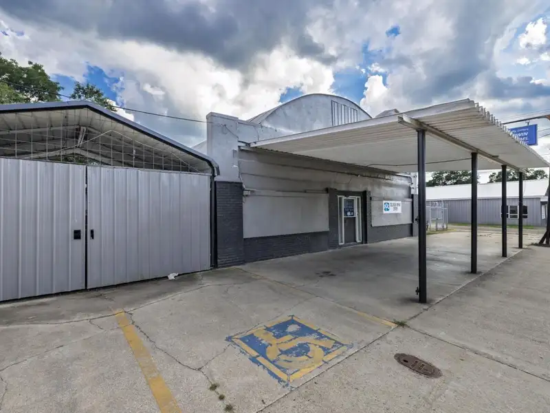 Profitable Auto Glass Repair and Body Shop with Expansion Potential in Hempstead County, Arkansas