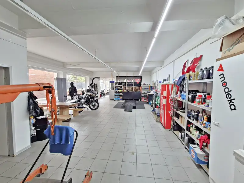 First Floor Commercial Space in Hille with Showroom, Workshop, and Office Areas