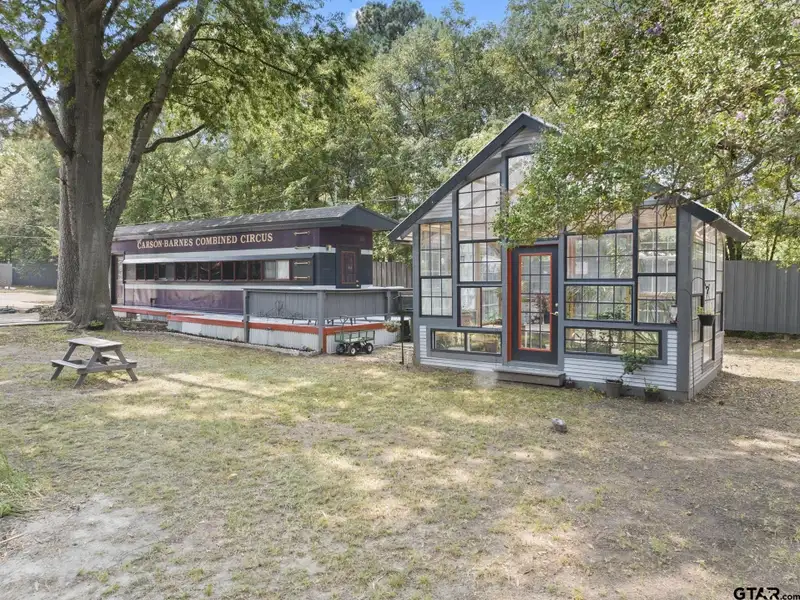Historic Downtown Pittsburg Bed and Breakfast with 6 Ensuites and Unique Train Car Suite