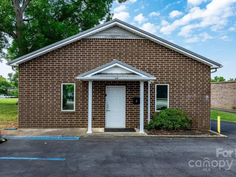 Prime Brick Office Building with Expansion Potential in Downtown Hickory