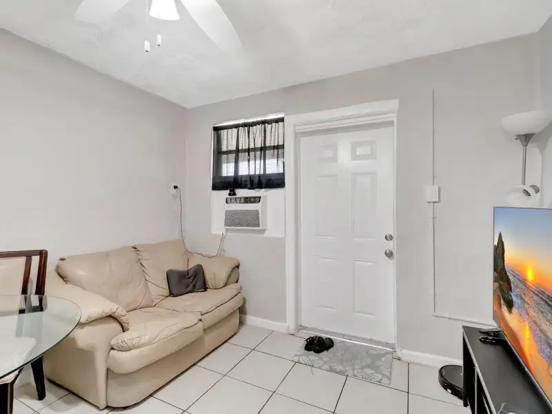 Well-maintained 6-unit Multifamily Property in South Florida with Value-add Potential