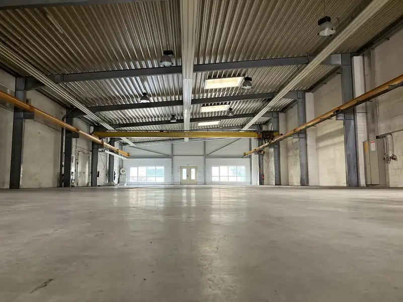 Commercial Complex with Production Hall and Renovation Potential in Prime Location