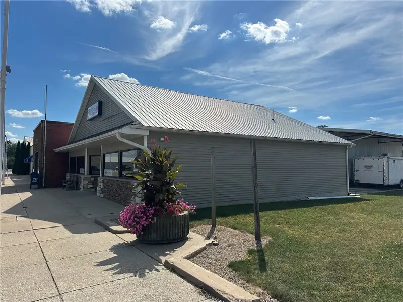 Standalone Commercial Building in Van Horne, Ia – Fully Leased Pharmacy Investment