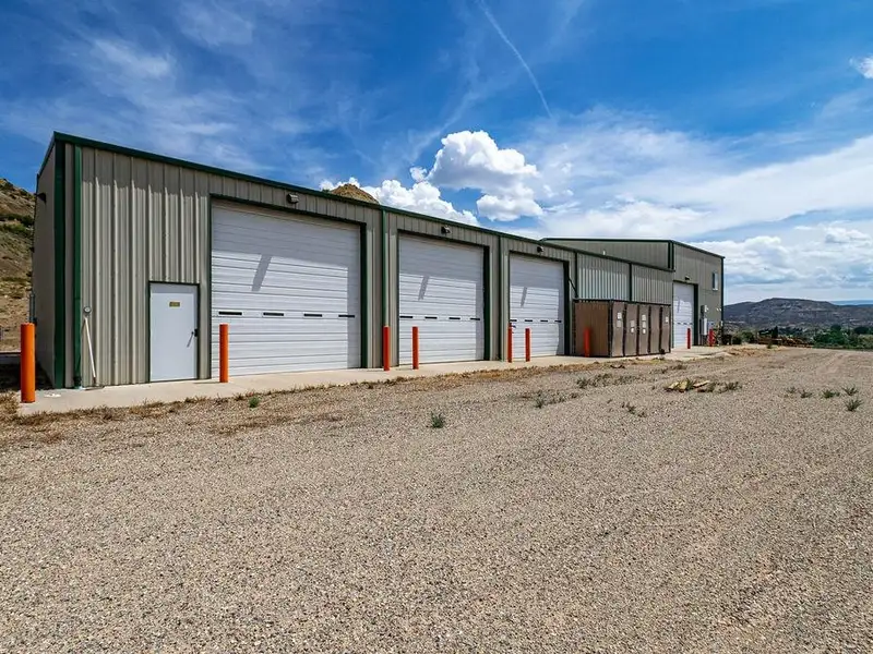 Well-maintained Commercial Property with Global Tenant and 6.8% Cap Rate on 5.71 Acres