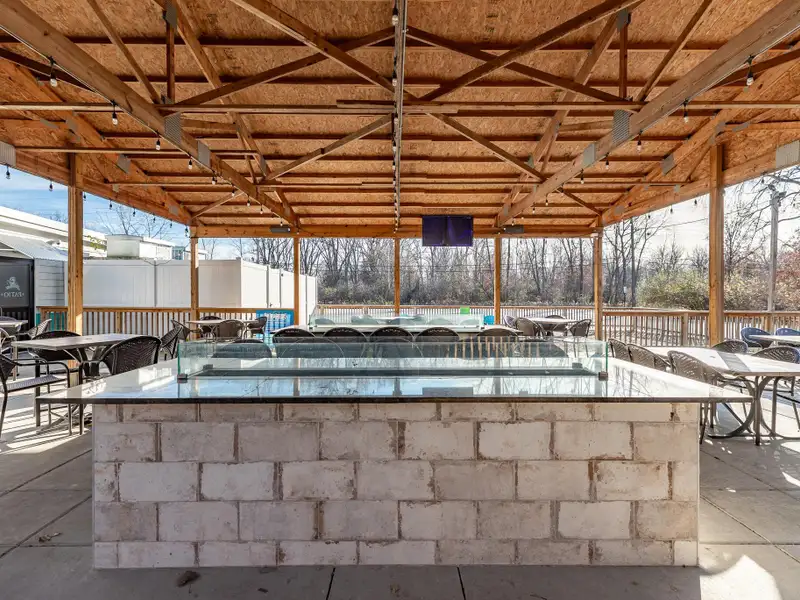 Renovated Commercial Building with Land for Sale in Central Location, Ideal for Restaurant