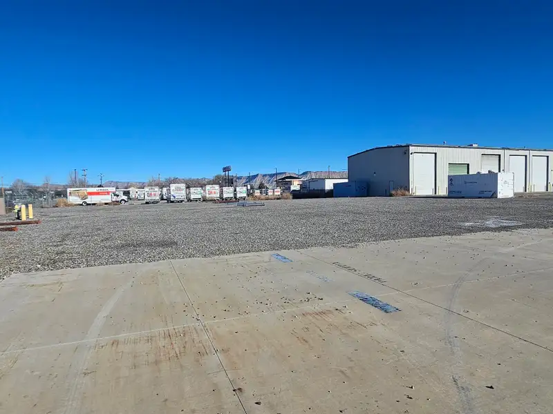 Industrial Complex with Three Buildings on 3.5 Acres Near I-70b