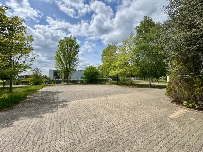 Versatile Commercial Property for Sale: 6,604 M² with Production Halls and Office Space