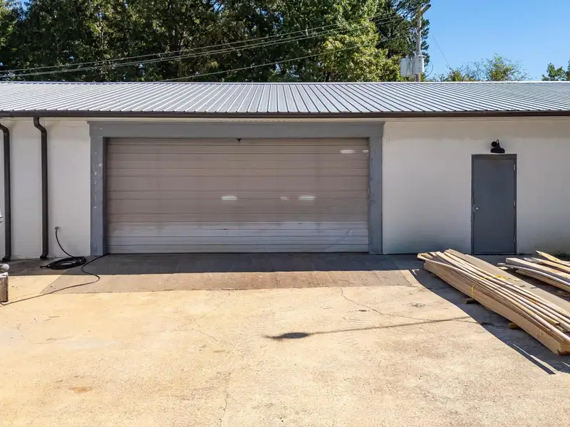 3,600 Sq Ft Commercial/industrial Unit for Lease with Offices and Large Work Area