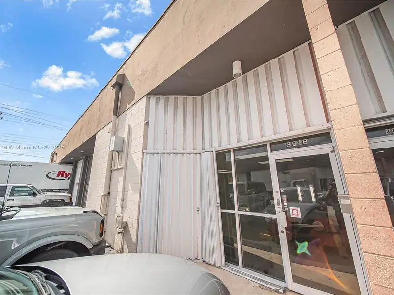Commercial Property in Doral - Prime Location Near Miami International Airport and Amenities