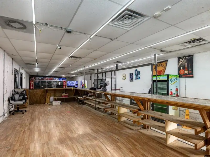 Versatile Commercial Building for Retail or Service Use in High-traffic Location