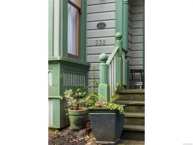 Turnkey Victorian Guest House in Songhees - 5 Suites, Steps from Seawall