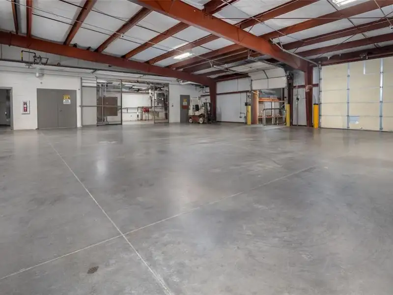 17,000 Sq Ft Versatile Industrial Facility on 402 Acres Near Oklahoma City