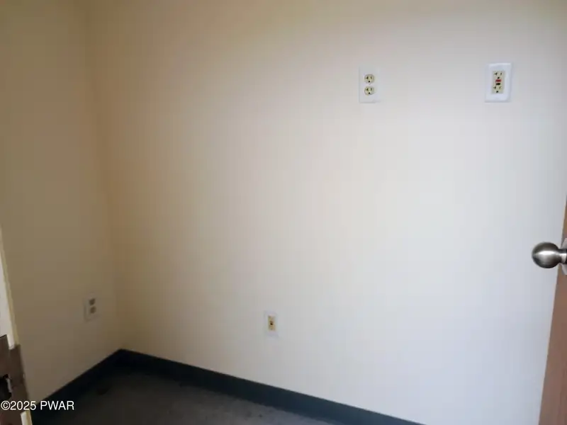 Prime 3,060 Sq Ft Office Space in Central Location Near I-84