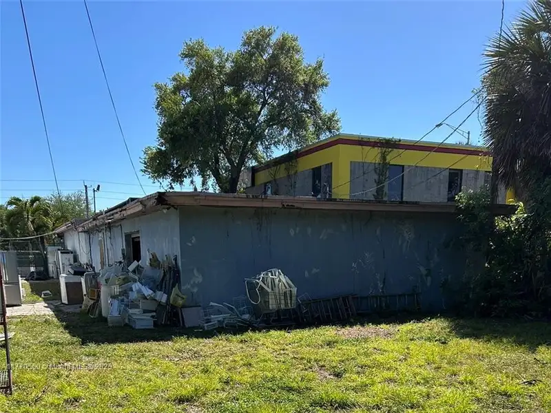 Freestanding Commercial Building with Large Lot on West Hallandale Beach Blvd