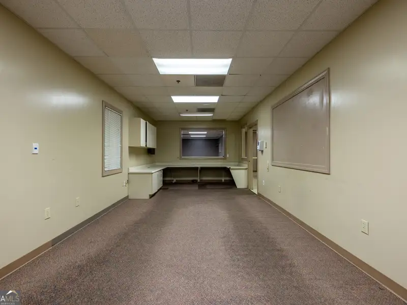 Flexible 3700 Sq Ft Commercial Space for Office or Medical Use in Adairsville