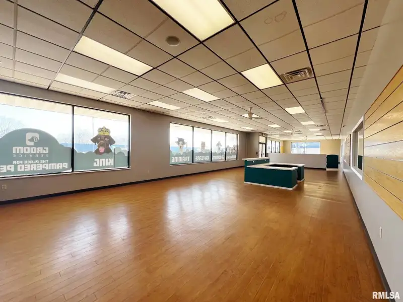 Standalone Commercial Building in Peoria's Metro Centre - High Traffic and Visibility