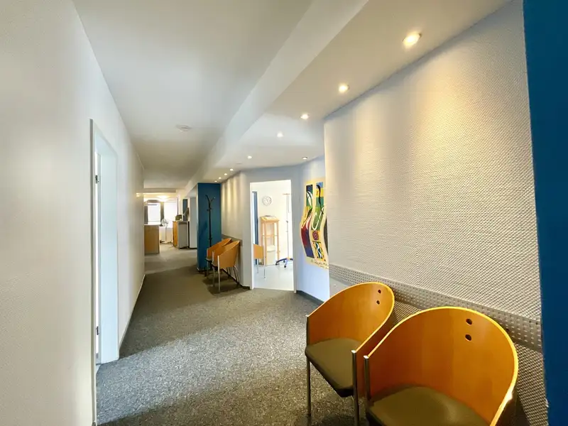 Commercial Space with Flexible Layout in Prime Location Near Pharmacy and Medical Offices