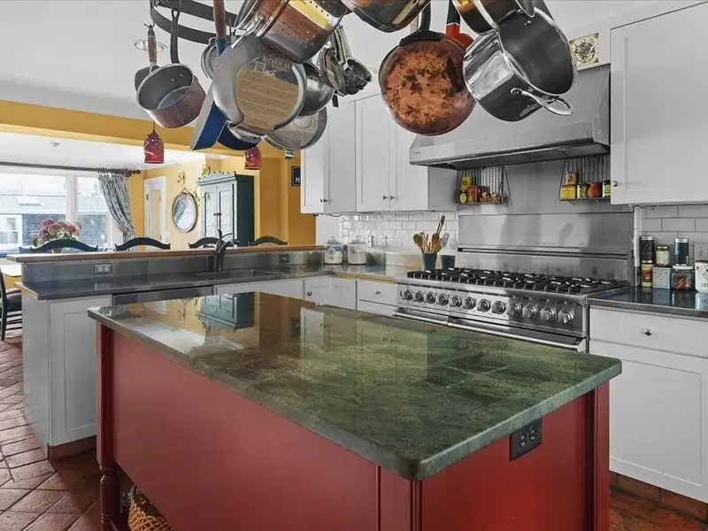 Distinctive Victorian Guest House in Jamestown with 7 Ensuite Bedrooms and Water Views
