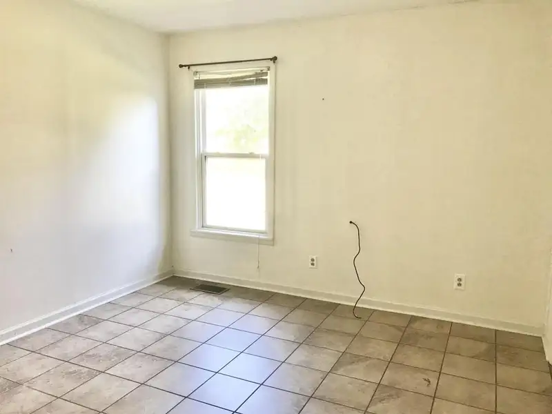 15-bedroom Building with 6.5 Baths Near Huntingdon and Jackson, Potential for Re-zoning