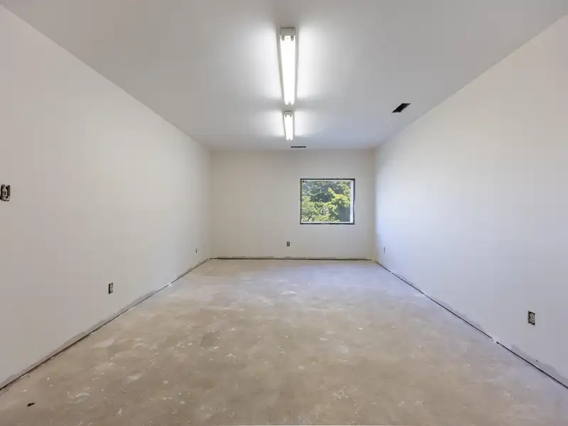 3,600 Sq Ft Commercial/industrial Unit for Lease with Offices and Large Work Area
