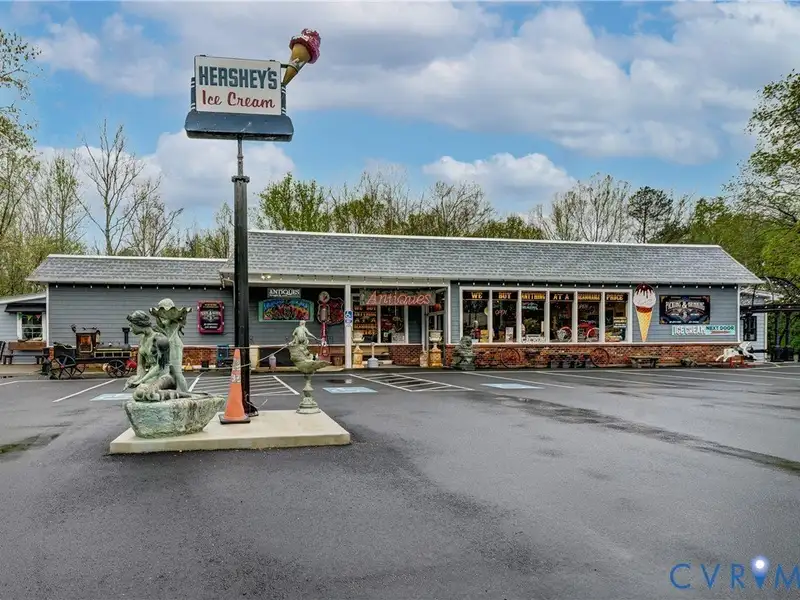 Renovated Commercial Building with 3 Businesses in Prime Montross Location