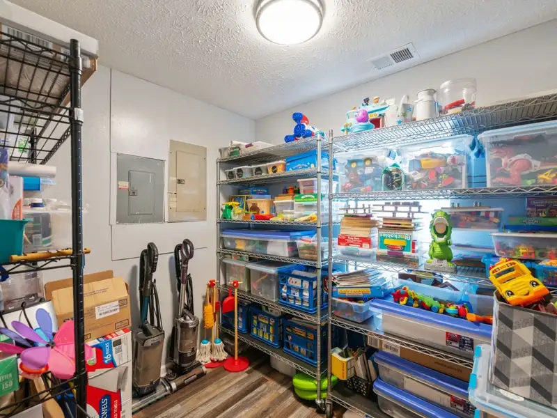Versatile 2400 Sq Ft Commercial Building in Scotts Hill with Expansion Potential