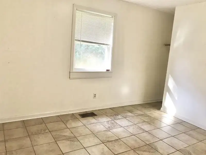 15-bedroom Building with 6.5 Baths Near Huntingdon and Jackson, Potential for Re-zoning