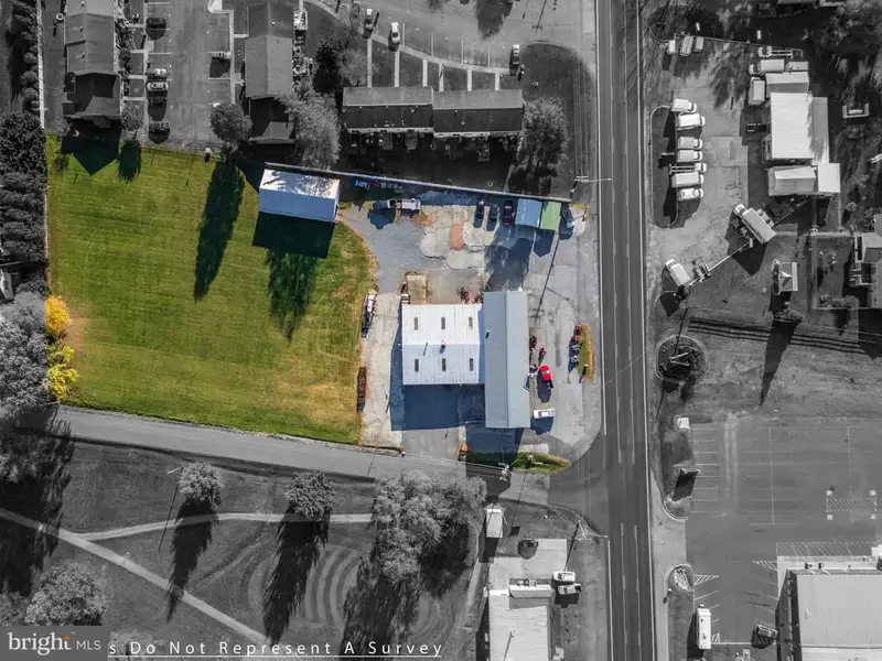 Mixed-use Commercial Building on Congress Street, New Market - 9,940 Sq Ft with Expansion Potential