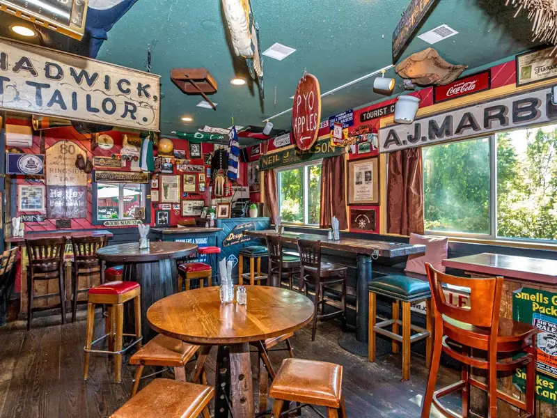Irish Pub and Restaurant with Mountain Views on 1.64 Acres in North Conway