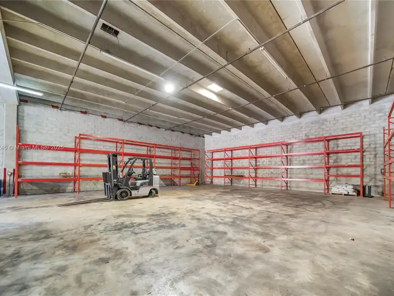 Commercial Property in Doral - Prime Location Near Miami International Airport and Amenities