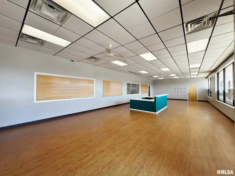 Standalone Commercial Building in Peoria's Metro Centre - High Traffic and Visibility