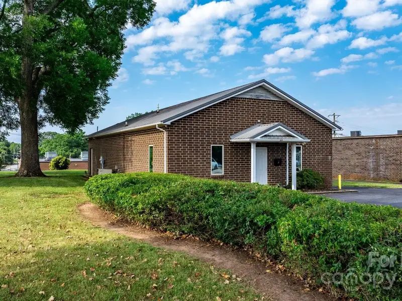 Prime Brick Office Building with Expansion Potential in Downtown Hickory