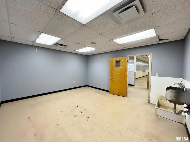 Standalone Commercial Building in Peoria's Metro Centre - High Traffic and Visibility