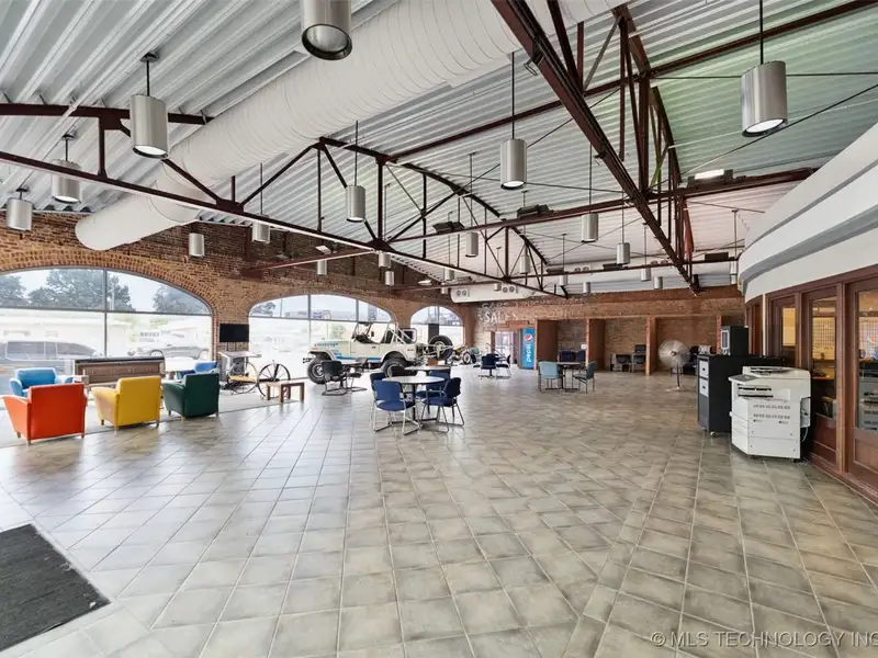 Historic Multi-use Building on Main Street, Bristol - Route 66 Landmark with Renovations