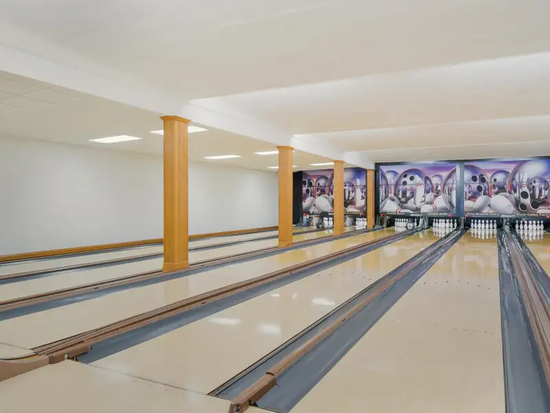 Commercial Property with Bowling Alley, Bar, Restaurant, and Apartments in Poy Sippi Community