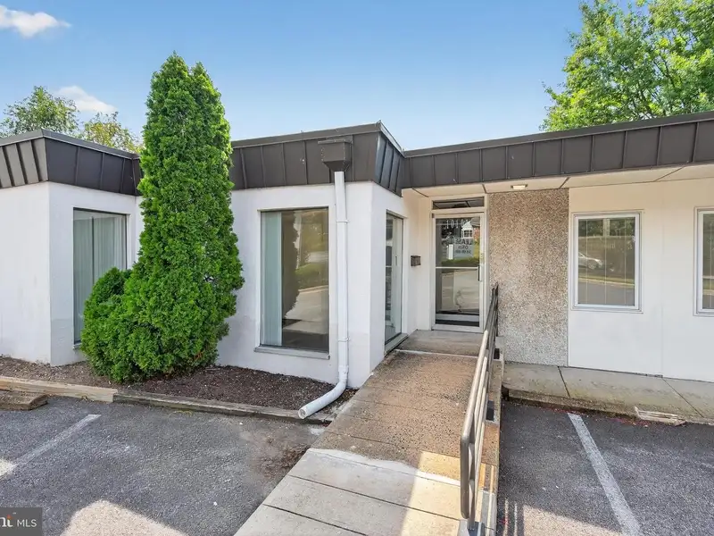 Versatile Commercial Property in Northwood Park, Ideal for Offices, Retail, or Light Industrial