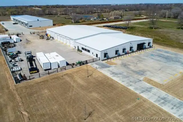 Modern Office/warehouse for Lease in Commercial General Zone - 22,080 Sf Total Space