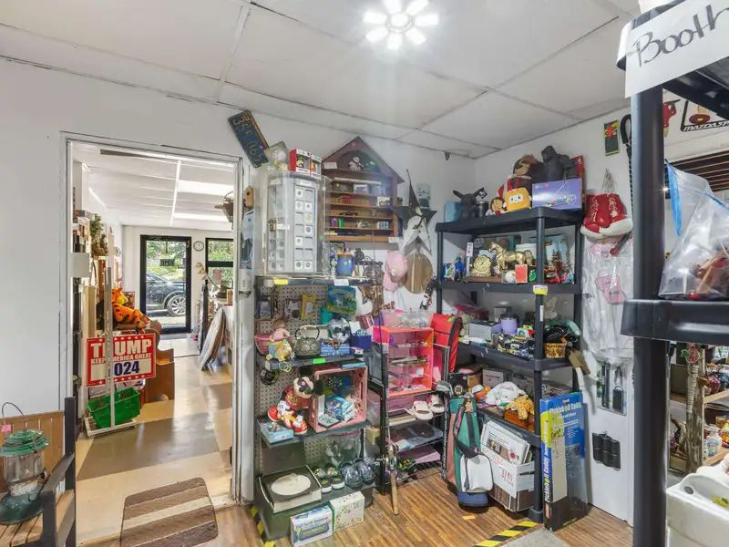 Mixed-use Property in Elkton: Antique Store with 3-bedroom Apartment and Ample Parking