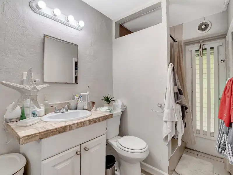 Well-maintained 6-unit Multifamily Property in South Florida with Value-add Potential