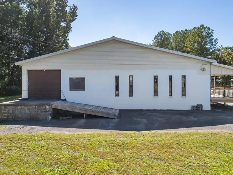 3,600 Sq Ft Commercial/industrial Unit for Lease with Offices and Large Work Area