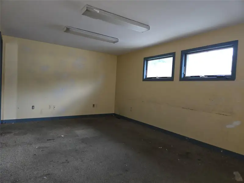 Free-standing Office Space with Multiple Offices and Ample Parking in Prime Location