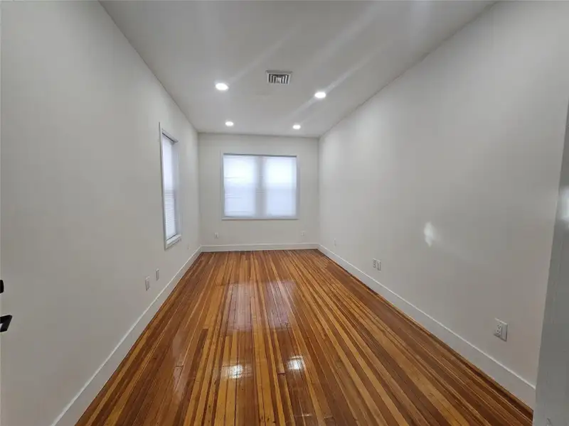 Upscale Private Office Spaces in Monticello's High-demand Commercial Corridor