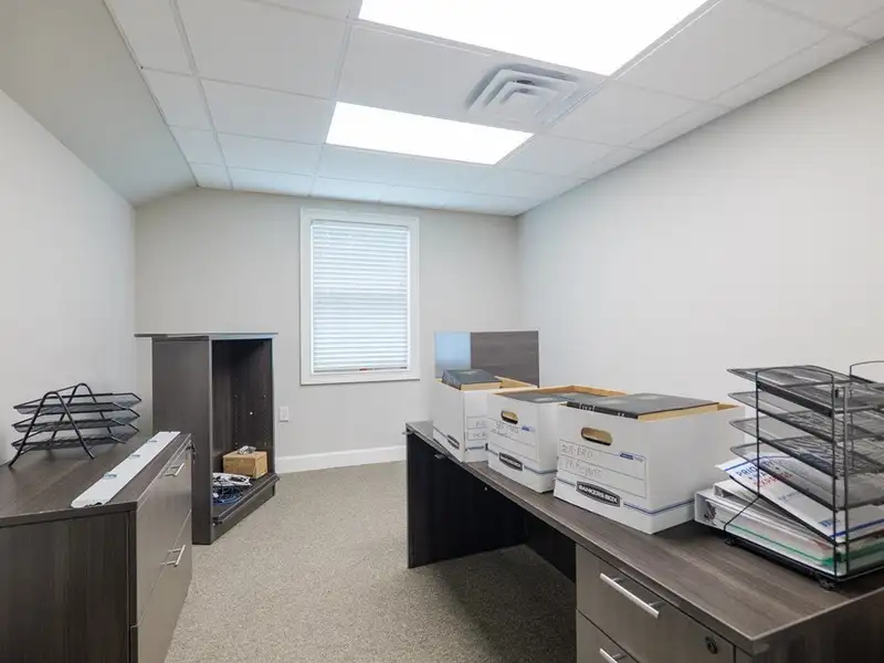 Executive Office Building in Loch Winn Business Park, Valdosta - Renovated with Ample Space