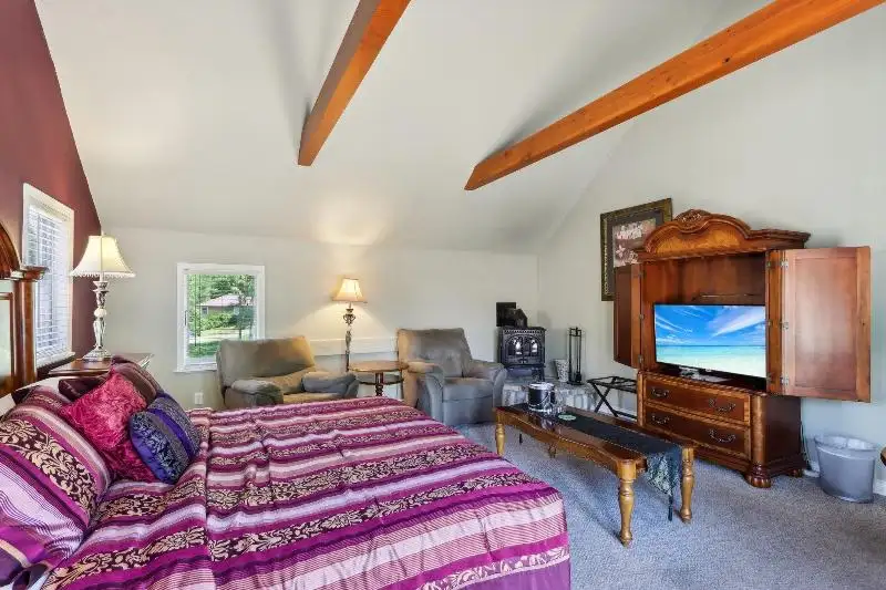 Turnkey B&b and Event Center in Wisconsin Dells with 17 Guest Suites