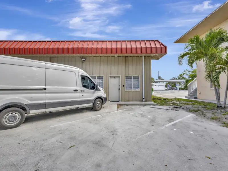 End-cap Warehouse with Offices in Central Jupiter, Move-in Ready