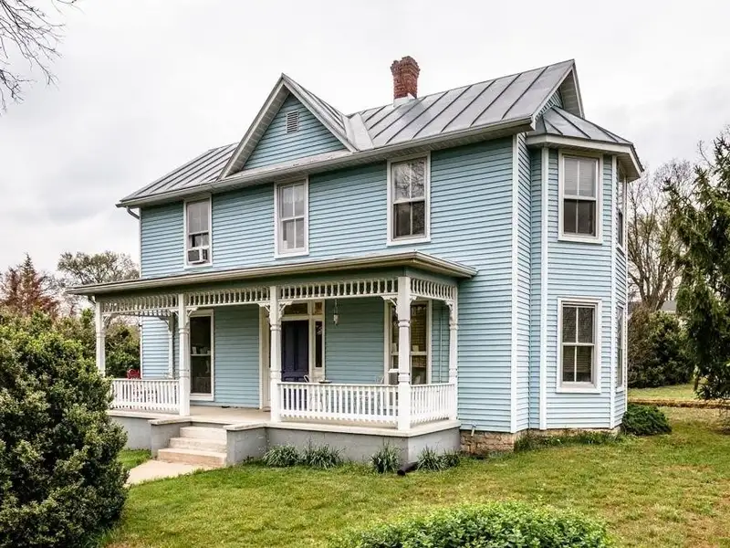 Victorian Office Space with Ada Compliance in Quaint Broadway, Ideal for Airbnb Potential
