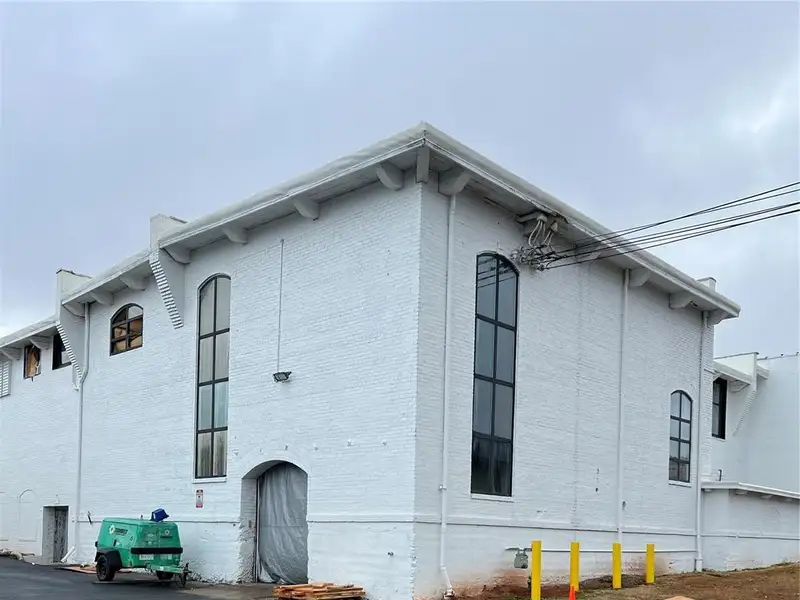 Spacious Commercial Warehouse for Storage and Distribution in Prime Location