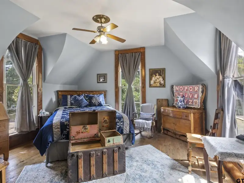 Historic Downtown Pittsburg Bed and Breakfast with 6 Ensuites and Unique Train Car Suite