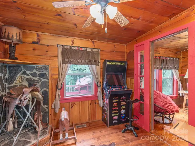 Charming Cottage and Barn on Expansive Mountain Retreat with Outdoor Amenities