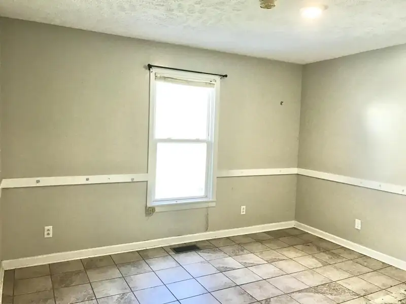 15-bedroom Building with 6.5 Baths Near Huntingdon and Jackson, Potential for Re-zoning